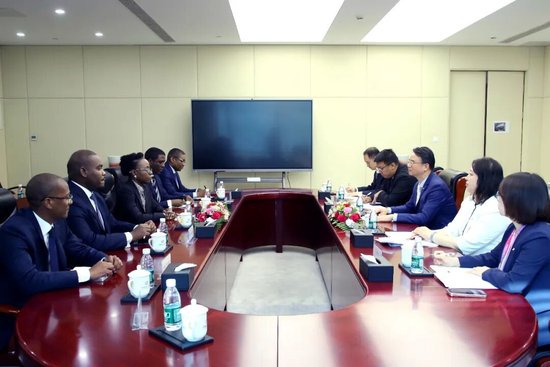 中国进出口银行副行长王康会见安哥拉财政部长薇拉·达韦斯·德索萨