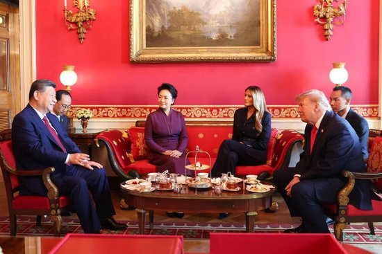习近平和彭丽媛同特朗普夫妇茶叙，高清大图来了！