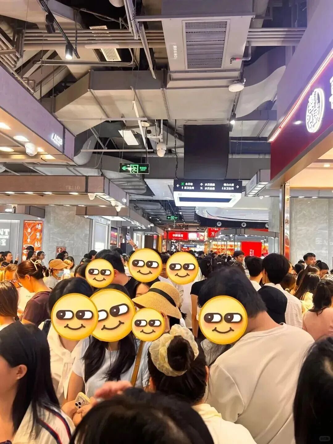 金饰克价1个月跌100元，深圳水贝被挤爆，网友：比菜市场人还多