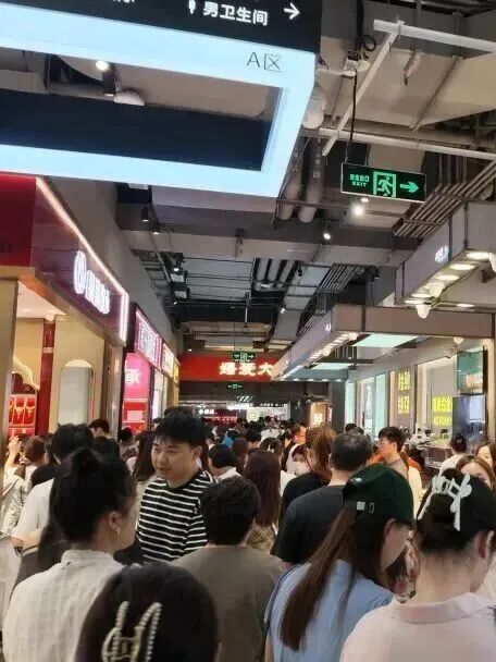 金饰克价1个月跌100元	，深圳水贝被挤爆，网友：比菜市场人还多
